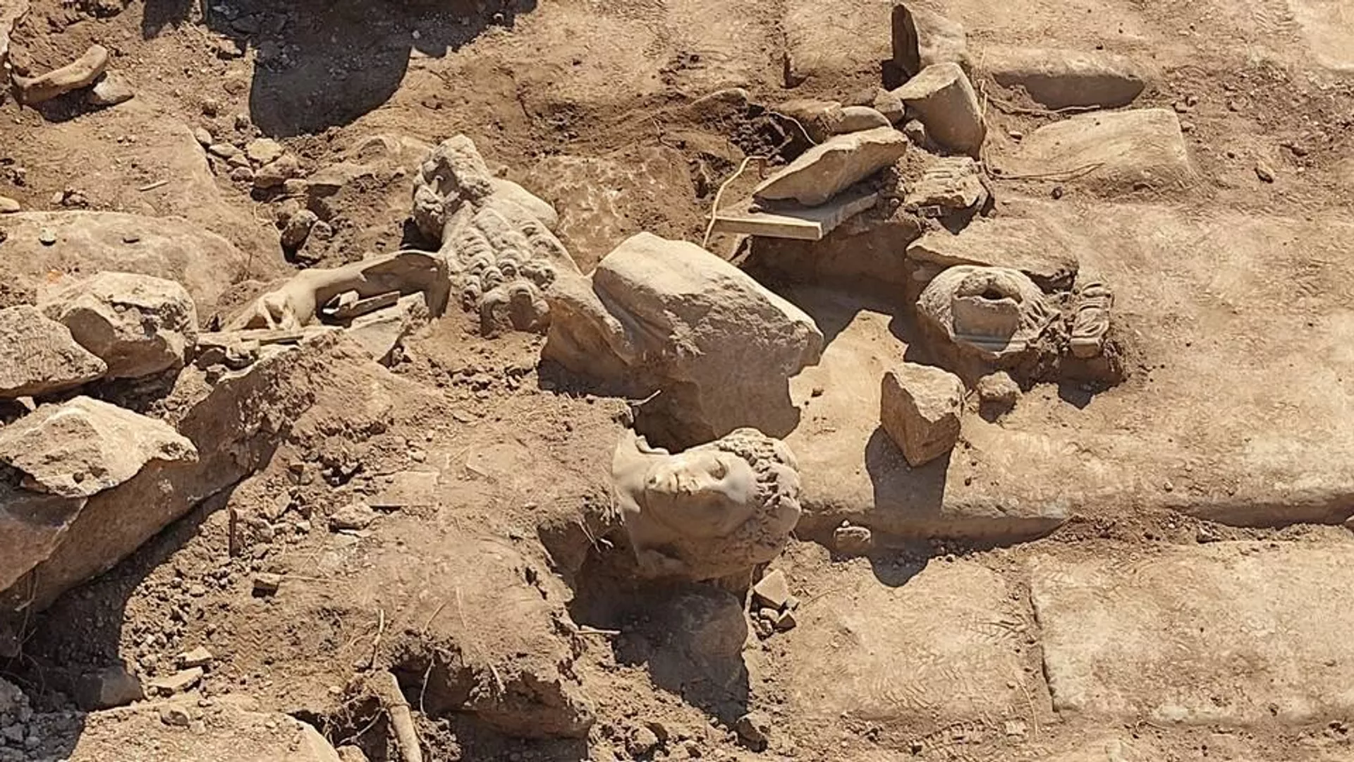 La cabeza de estatua de Apolo encontrada en Grecia