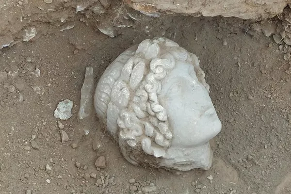 La cabeza de estatua de Apolo encontrada en Grecia La cabeza de estatua de Apolo encontrada en Grecia - Sputnik Mundo