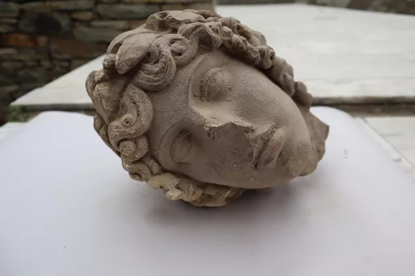 La cabeza de estatua de Apolo encontrada en Grecia La cabeza de estatua de Apolo encontrada en Grecia - Sputnik Mundo