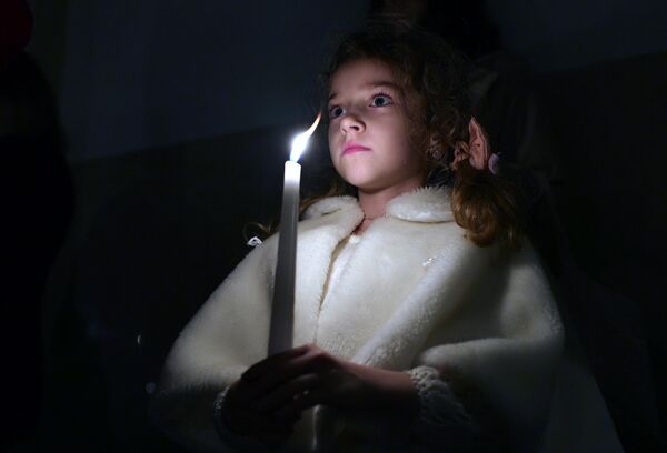 Una creyente en la misa de Pascua en la iglesia de San Adalberto de Kaliningrado, Rusia. - Sputnik Mundo