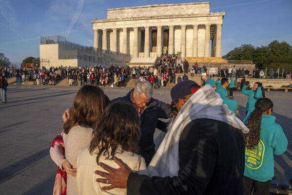 Personas rezan en las escaleras del monumento a Lincoln tras un servicio al amanecer de Pascua en Washington, EEUU. - Sputnik Mundo
