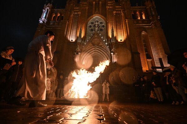 Un clérigo en la misa de Pascua en la catedral católica romana de la Inmaculada Concepción de la Santísima Virgen María en Moscú, Rusia. - Sputnik Mundo