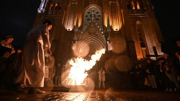 Un clérigo en un acto festivo de Pascua en la catedral católica romana de la Inmaculada Concepción de la Santísima Virgen María en Moscú, Rusia. - Sputnik Mundo