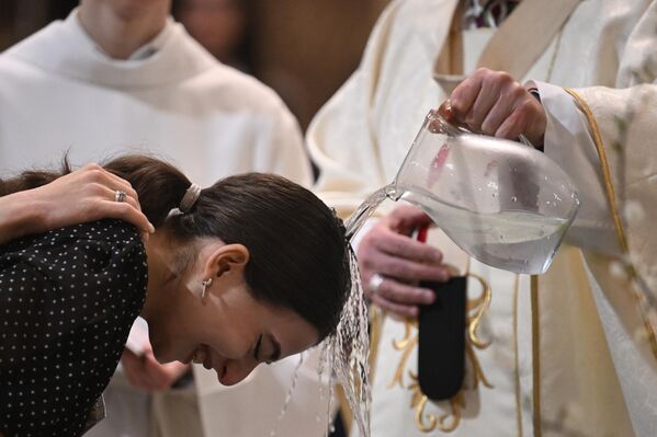 Misa festiva de Pascua en la catedral católica romana de la Inmaculada Concepción de la Santísima Virgen María de Moscú, Rusia. - Sputnik Mundo