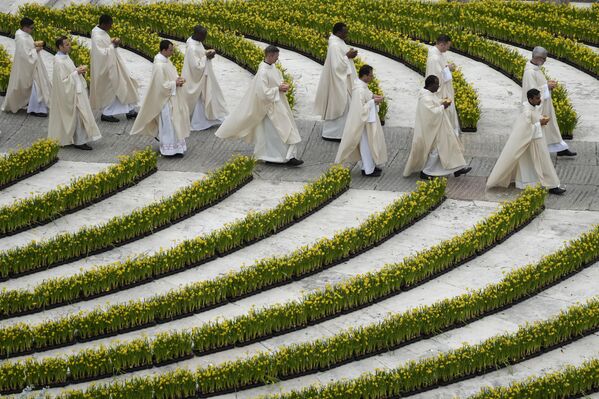 Sacerdotes caminan durante la misa del Domingo de Pascua celebrada por el Papa Francisco, Vaticano. - Sputnik Mundo