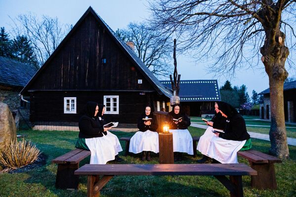 Mujeres vestidas con el traje tradicional de la minoría eslava de los sorabos cantan a primera hora de la mañana del Domingo de Resurrección en Rohne, al este de Alemania.La costumbre se remonta a tiempos antiguos, cuando las mujeres sorbias desfilaban por las calles del pueblo la noche de Pascua y cantaban coros hasta el amanecer. - Sputnik Mundo