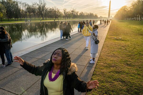 Los fieles escuchan un discurso del pastor principal de la Iglesia de la Comunidad Nacional, Mark Batterson, durante un servicio de Pascua al amanecer en el Lincoln Memorial de Washington. - Sputnik Mundo