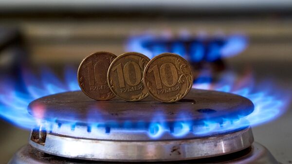 Monedas de 10 rublos en una hornilla de gas - Sputnik Mundo