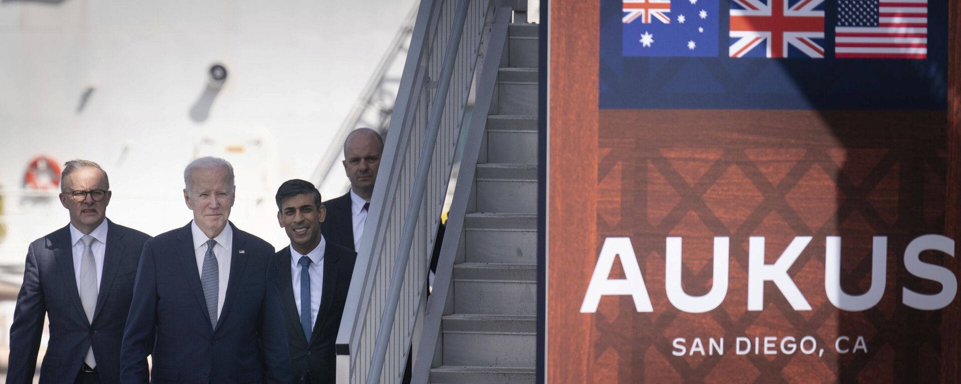 El primer ministro británico, Rishi Sunak, segundo a la derecha, camina durante una reunión con el presidente estadounidense Joe Biden, segundo a la izquierda, y el primer ministro australiano Anthony Albanese, a la izquierda, en la base naval de Point Loma en San Diego, California (archivo)  - Sputnik Mundo, 1920, 01.04.2024