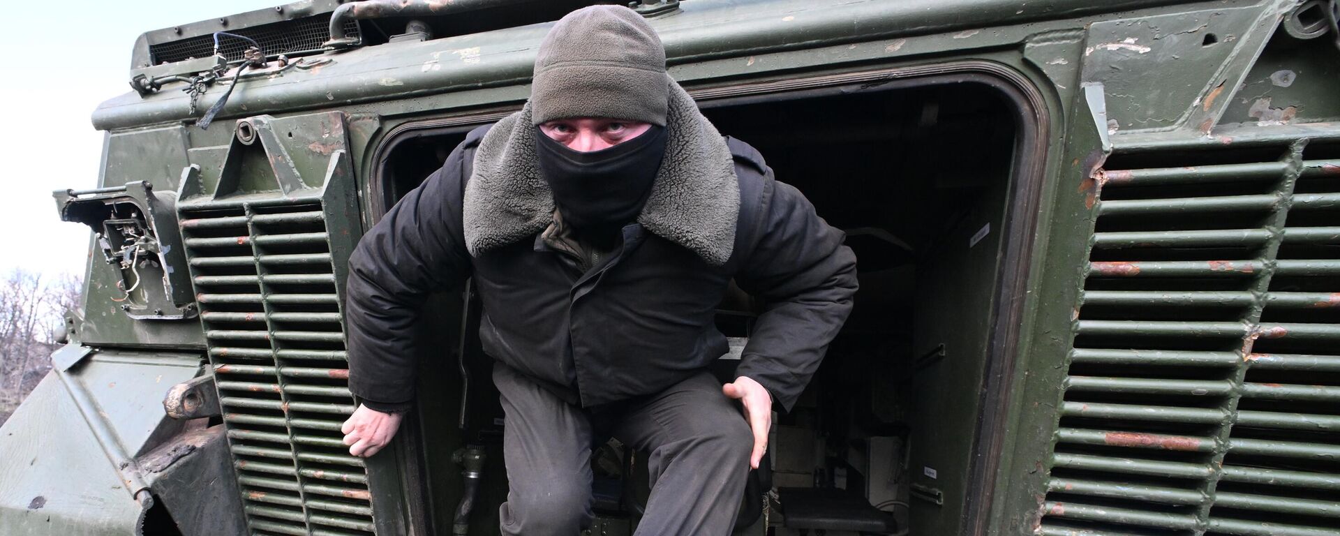 Un militar saliendo del vehículo de combate de infantería alemán Marder restaurado por soldados de la Región Militar Central - Sputnik Mundo, 1920, 02.04.2024