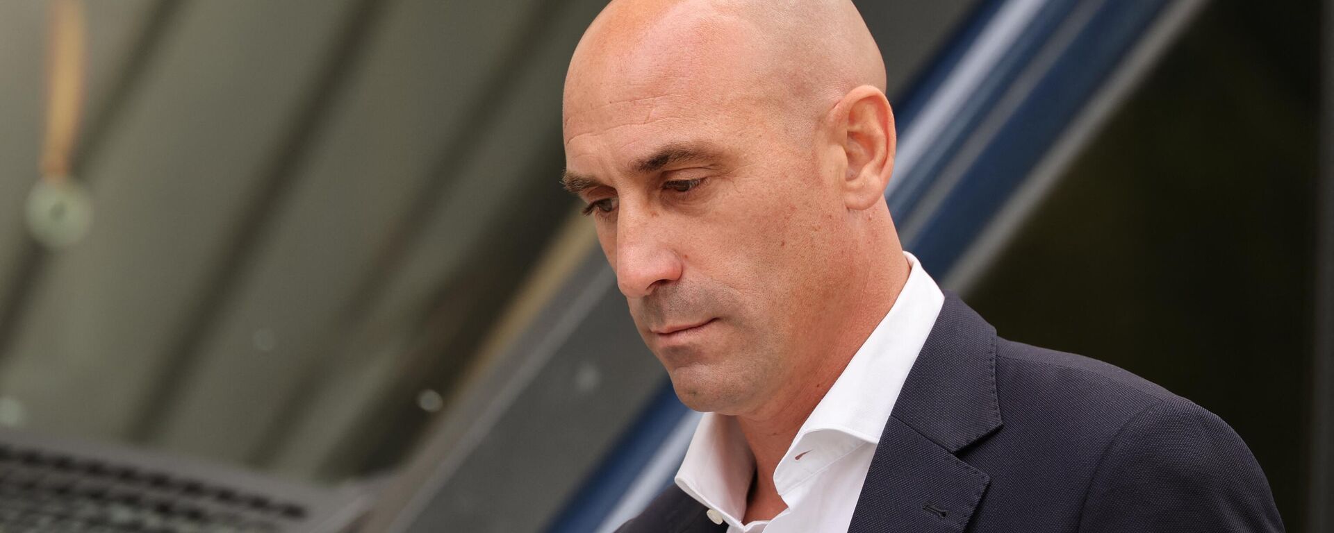  Luis Rubiales, expresidente de la Federación Española de Fútbol, abandona los juzgados de la Audiencia Nacional en Madrid el 15 de septiembre de 2023  - Sputnik Mundo, 1920, 03.04.2024