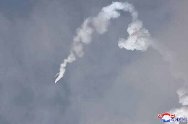 Tras la prueba, Kim Jong-un declaró que Corea del Norte había completado con éxito la tarea de convertir todos los misiles tácticos, operativos y estratégicos de diverso alcance a motores de combustible sólido, así como de crear la capacidad de equiparlos con ojivas guiadas y nucleares. - Sputnik Mundo