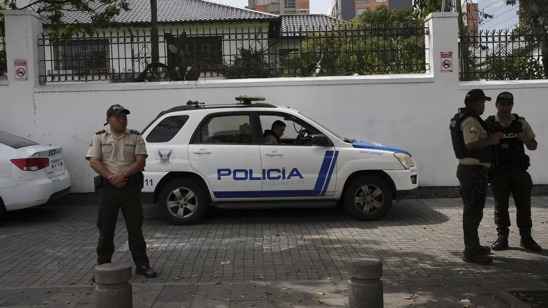Policías montan guardia frente a la Embajada de México, el 18 de diciembre de 2023