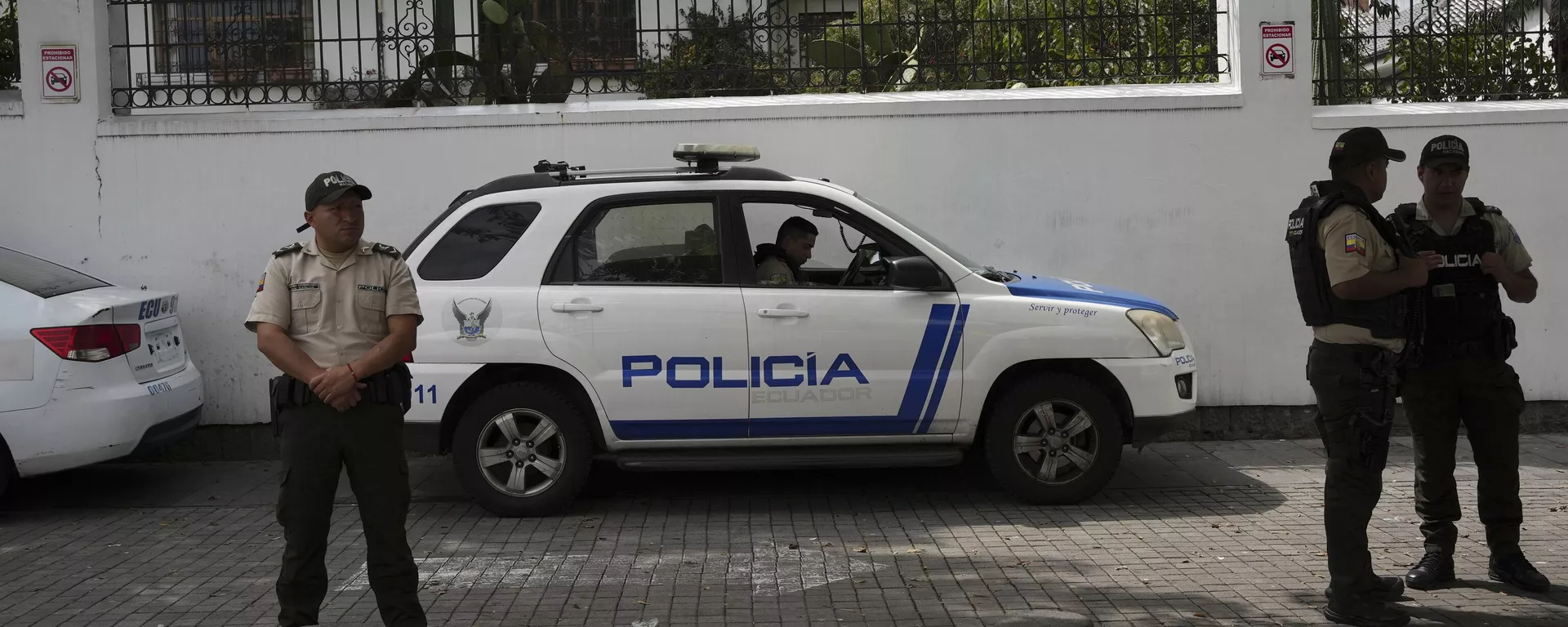 Policías montan guardia frente a la Embajada de México, el 18 de diciembre de 2023 Policías montan guardia frente a la Embajada de México, el 18 de diciembre de 2023 - Sputnik Mundo, 1920, 19.04.2024