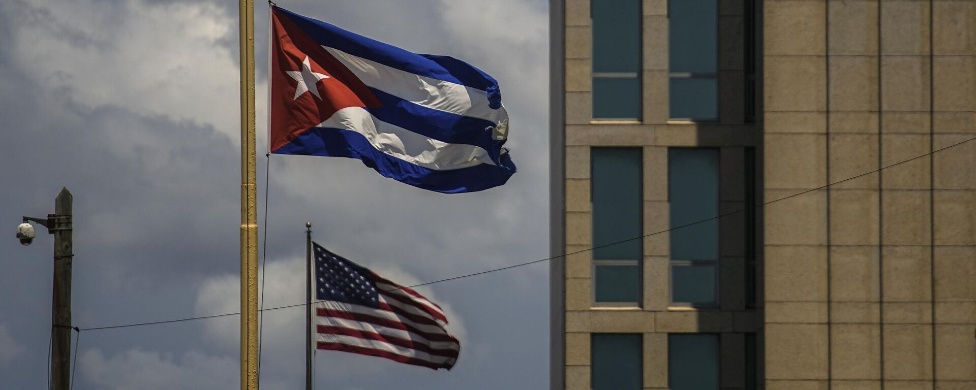 La bandera cubana junto a la bandera estadounidense frente a la embajada de EEUU en La Habana, Cuba - Sputnik Mundo, 1920, 03.04.2024