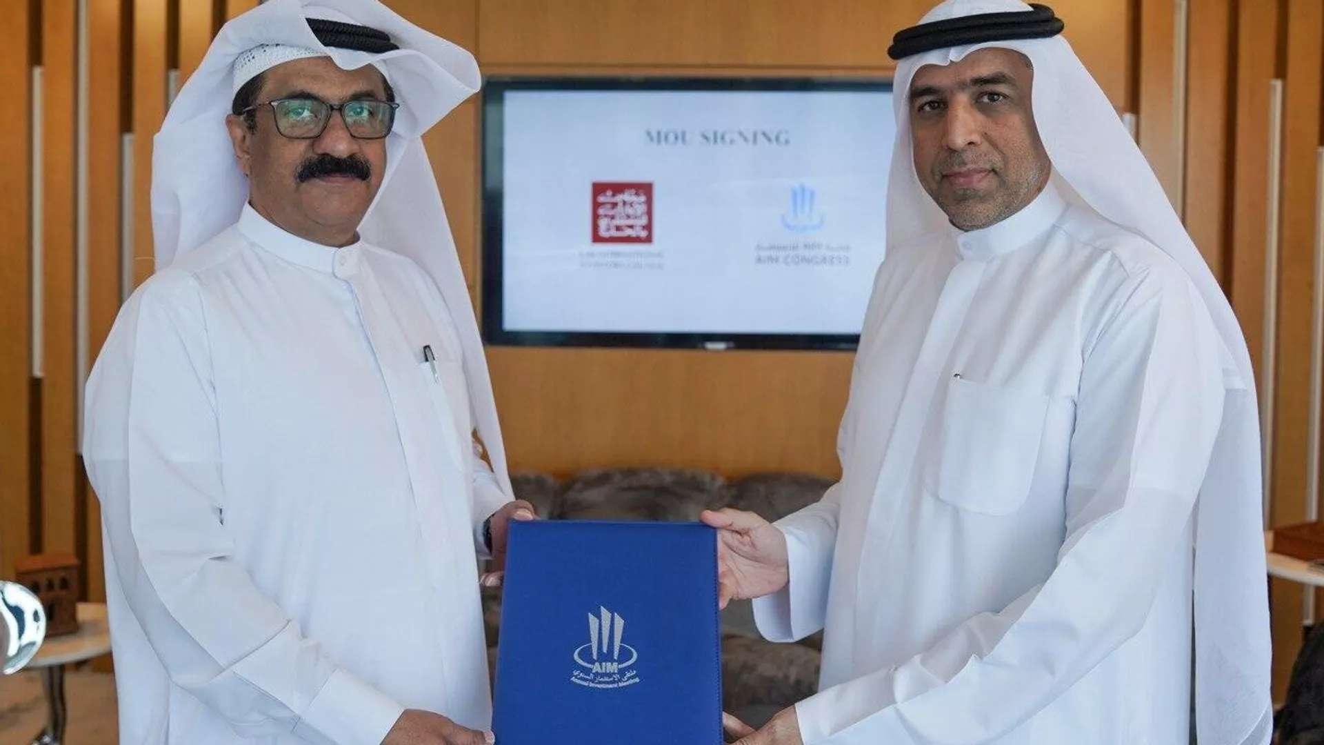 Secretario general del Consejo de Inversores Internacionales de los EAU (UAEIIC), Jamal Saif Jarwan, y el presidente del Congreso AIM, Dawood Shezawi, firman un memorándum