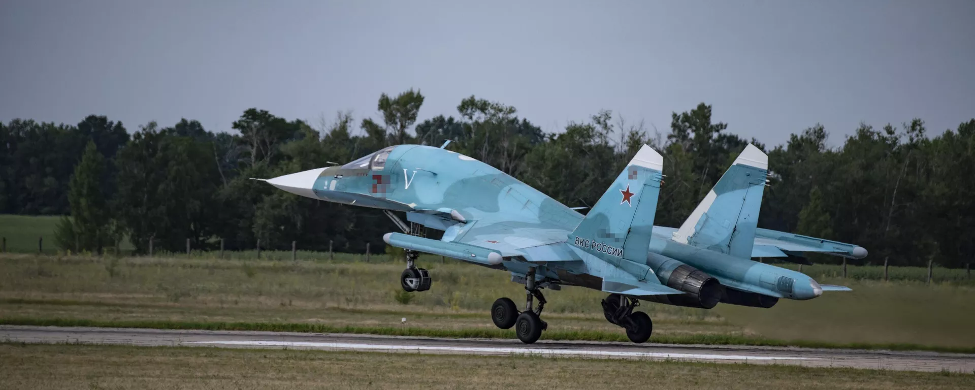 Un cazabombardero Su-34 de las Fuerzas Aéreas rusas despega de un aeródromo en la zona de la operación militar especial  - Sputnik Mundo, 1920, 04.04.2024