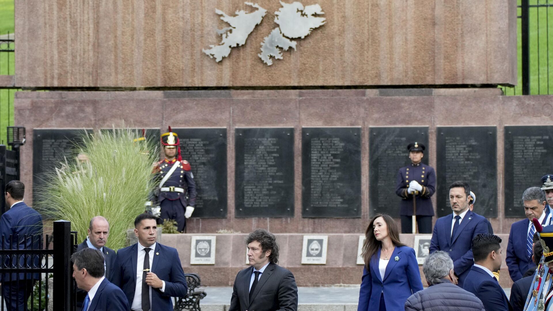 El presidente argentino, Javier Milei, visita un monumento de guerra en la ceremonia oficial de conmemoración del 42.° aniversario del conflicto entre Argentina y Gran Bretaña por las Islas Malvinas en Buenos Aires, Argentina, el 2 de abril, 2024 - Sputnik Mundo, 1920, 06.04.2024