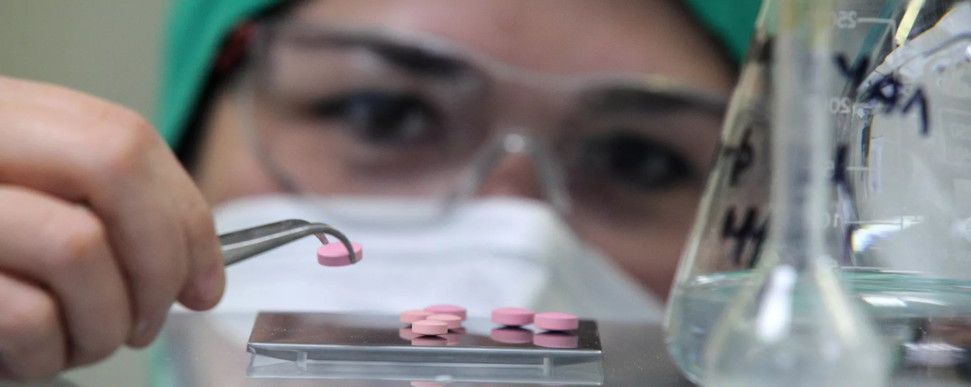 Una empleada en uno de los laboratorios de una planta farmacéutica en Rusia Una empleada en uno de los laboratorios de una planta farmacéutica en Rusia - Sputnik Mundo, 1920, 05.04.2024