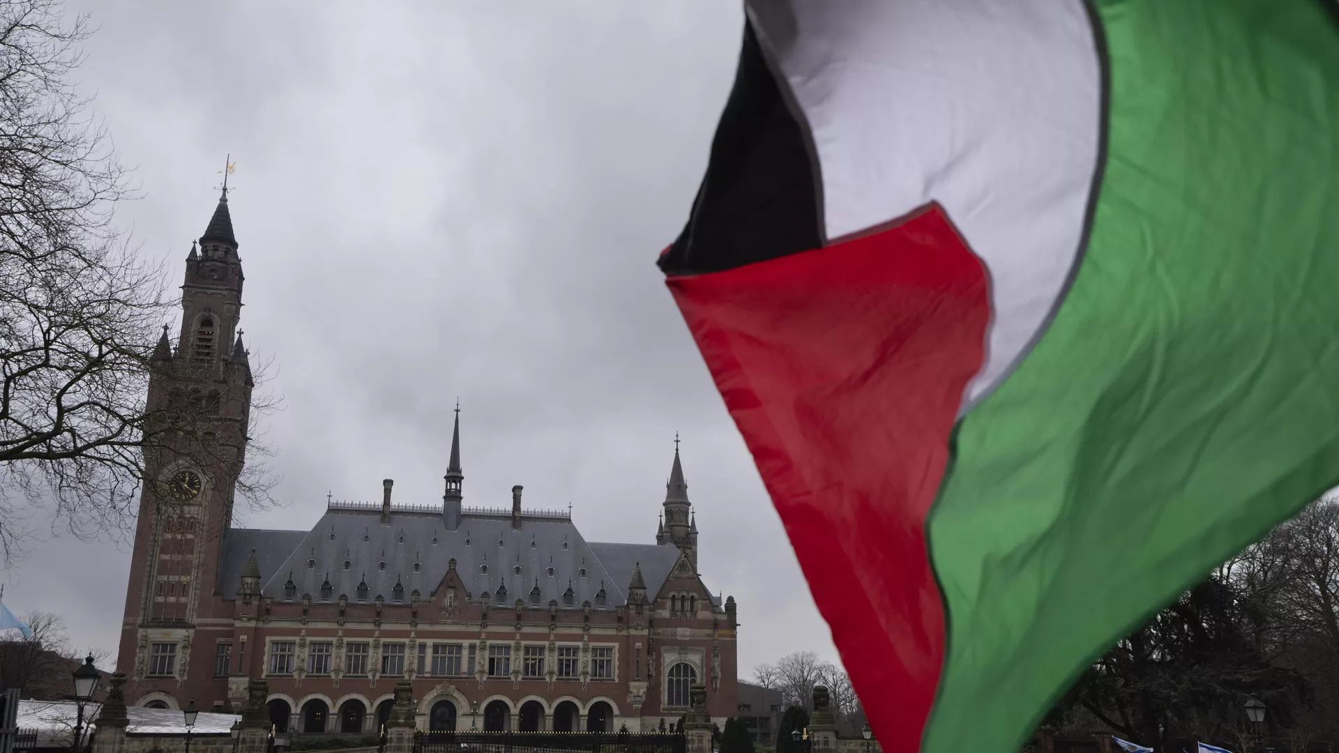 Una bandera palestina ondea frente al tribunal más alto de las Naciones Unidas, en la parte trasera, durante audiencias históricas en La Haya, Países Bajos, el miércoles 21 de febrero de 2024, sobre la legalidad de los 57 años de ocupación israelí de Cisjordania y Jerusalén oriental - Sputnik Mundo, 1920, 28.09.2024