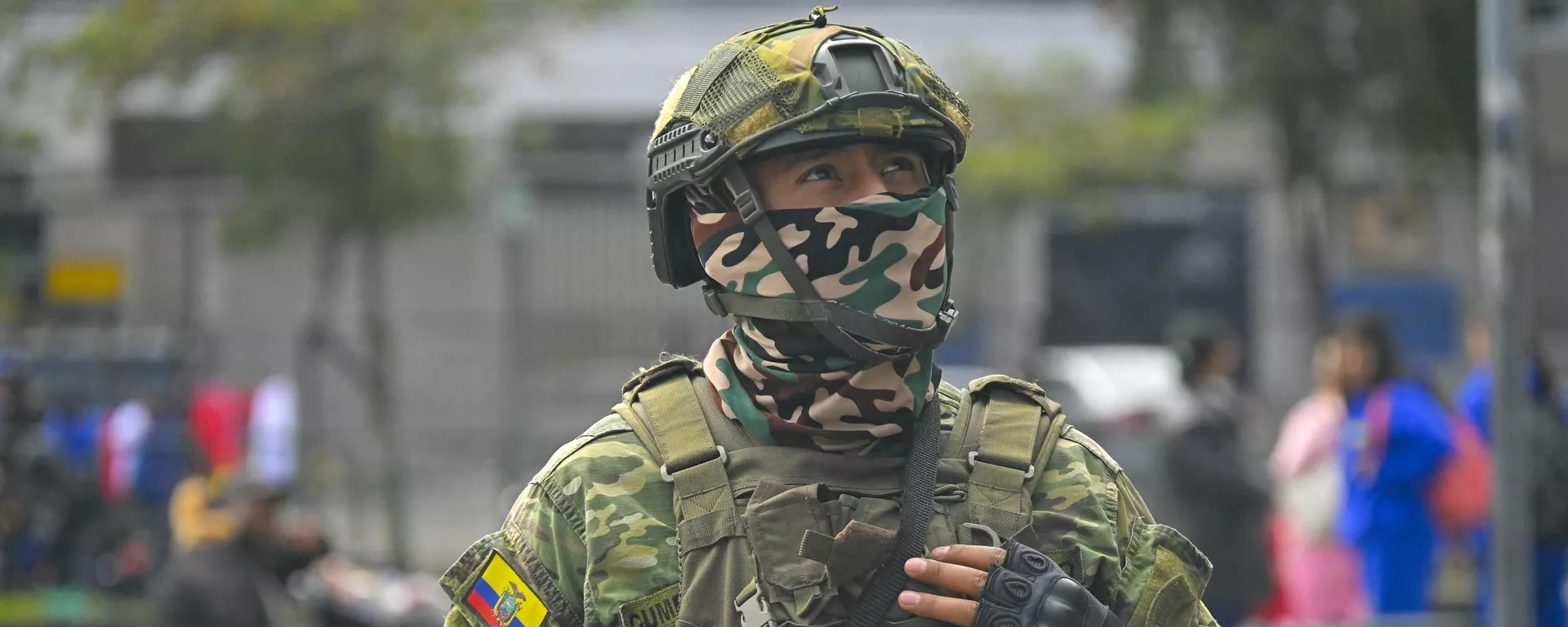 Un soldado de Ecuador ante la Embajada mexicana en Quito, el 5 de abril - Sputnik Mundo, 1920, 20.04.2024