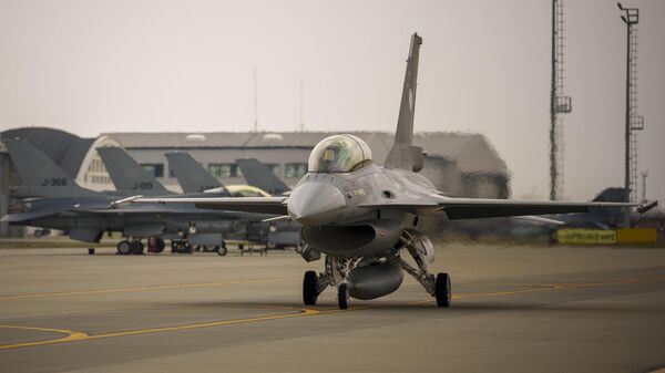 Un caza militar F-16 de la Fuerza Aérea Rumana se dirige a la pista al final de un ejercicio de protección del espacio aéreo en la base aérea militar Base 86, Rumanía, el 6 de marzo de 2024. - Sputnik Mundo