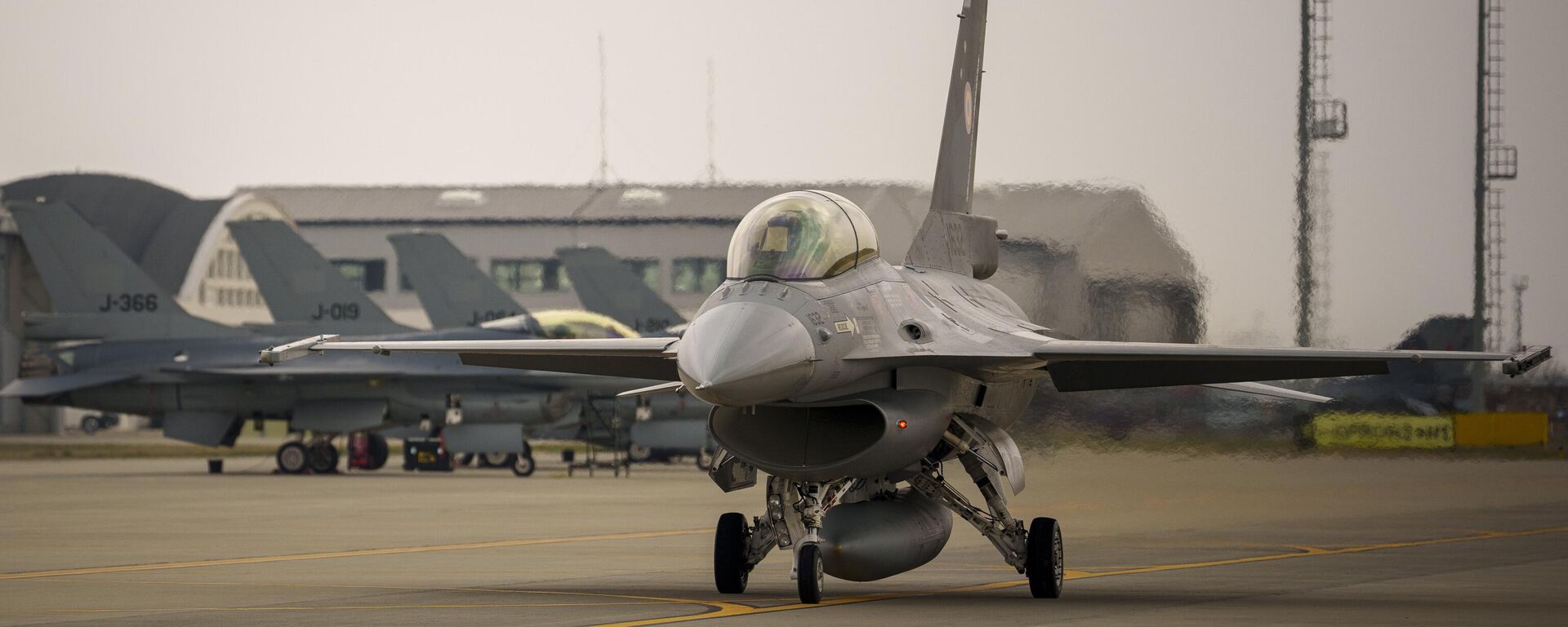 Un caza militar F-16 de la Fuerza Aérea Rumana se dirige a la pista al final de un ejercicio de protección del espacio aéreo en la base aérea militar Base 86, Rumanía, el 6 de marzo de 2024. - Sputnik Mundo, 1920, 19.09.2024