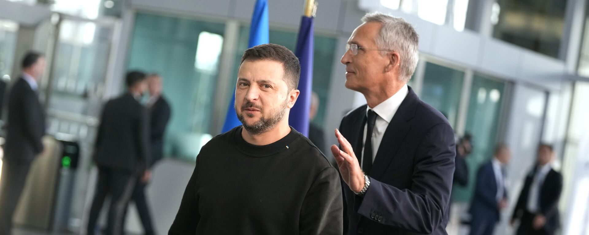 El presidente de Ucrania, Volodímir Zelenski, y el secretario general de la OTAN, Jens Stoltenberg, el 11 de octubre, 2023 - Sputnik Mundo, 1920, 07.04.2024