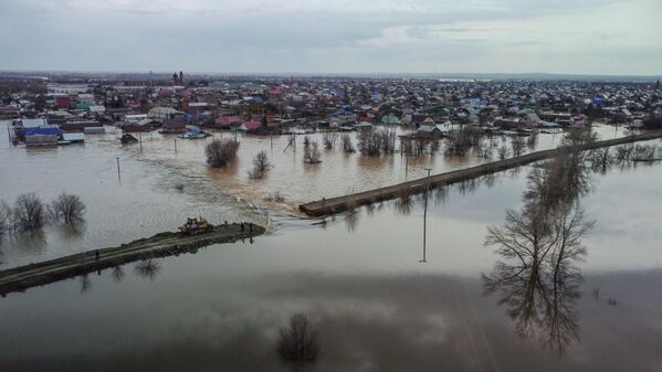 El ministro de Emergencias ruso, Alexandr Kurenkov, calificó de &quot;crítica&quot; la situación en la ciudad de Orsk.En la foto: uno de los lugares de la ruptura de la presa en la urbe de Orsk, la ciudad está parcialmente inundada. - Sputnik Mundo