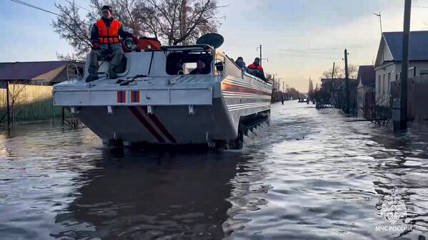 Las autoridades locales califican la situación en la parte antigua de Orsk de una de las más difíciles. Las inundaciones han causado considerables daños a las propiedades y requieren la evacuación inmediata. En la foto: los equipos de servicios públicos y del Ministerio de Emergencias trabajan en la zona afectada por la ruptura de la presa y buscan a personas en espera de ayuda. - Sputnik Mundo