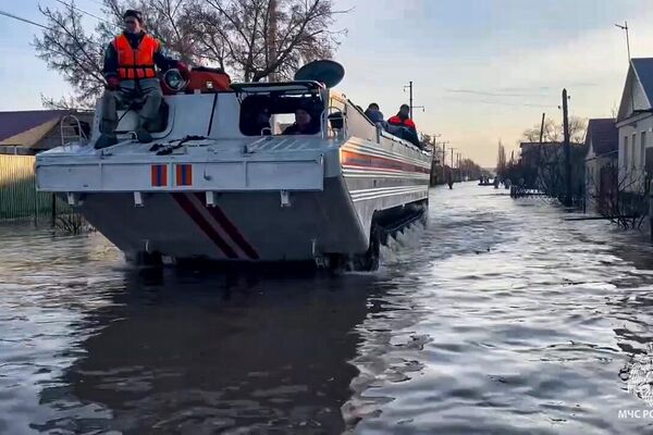 Las autoridades locales califican la situación en la parte antigua de Orsk de una de las más difíciles. Las inundaciones han causado considerables daños a las propiedades y requieren la evacuación inmediata. En la foto: los equipos de servicios públicos y del Ministerio de Emergencias trabajan en la zona afectada por la ruptura de la presa y buscan a personas en espera de ayuda. - Sputnik Mundo