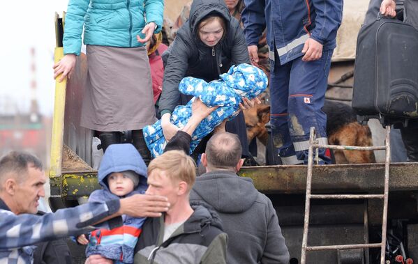 El pico de las crecidas primaverales aún no ha alcanzado su punto máximo, informan desde el Centro Hidrometeorológico de Rusia.En la foto: la evacuación de los residentes desde la zona de emergencias en Orsk. - Sputnik Mundo