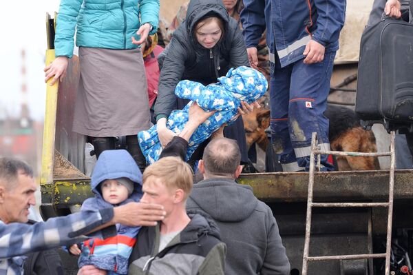 El pico de las crecidas primaverales aún no ha alcanzado su punto máximo, informan desde el Centro Hidrometeorológico de Rusia.En la foto: la evacuación de los residentes desde la zona de emergencias en Orsk. - Sputnik Mundo