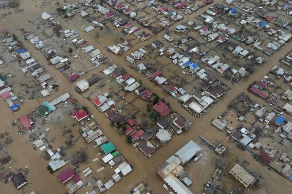 Panorama aéreo de la ciudad de Orsk parcialmente inundada.  - Sputnik Mundo