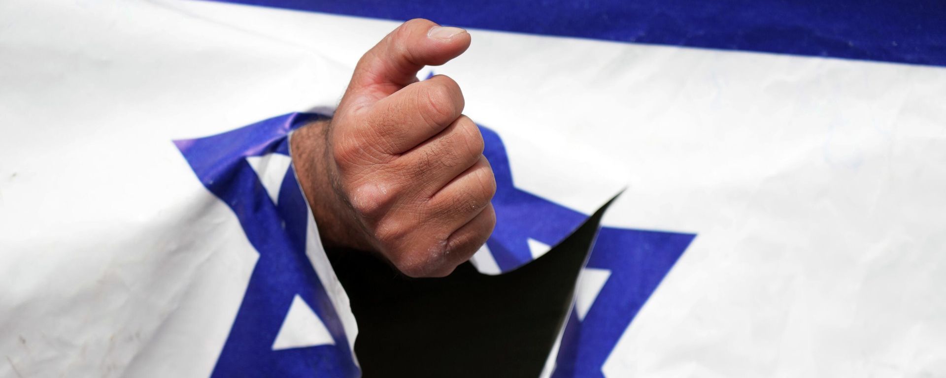 Un manifestante aprieta el puño a través de una representación rota de la bandera israelí en la manifestación anual propalestina del Día de Al Quds, o Jerusalén, en Teherán, Irán, el viernes 29 de abril de 2022. Un manifestante aprieta el puño a través de una representación rota de la bandera israelí en la manifestación anual propalestina del Día de Al Quds, o Jerusalén, en Teherán, Irán, el viernes 29 de abril de 2022. - Sputnik Mundo, 1920, 07.04.2024