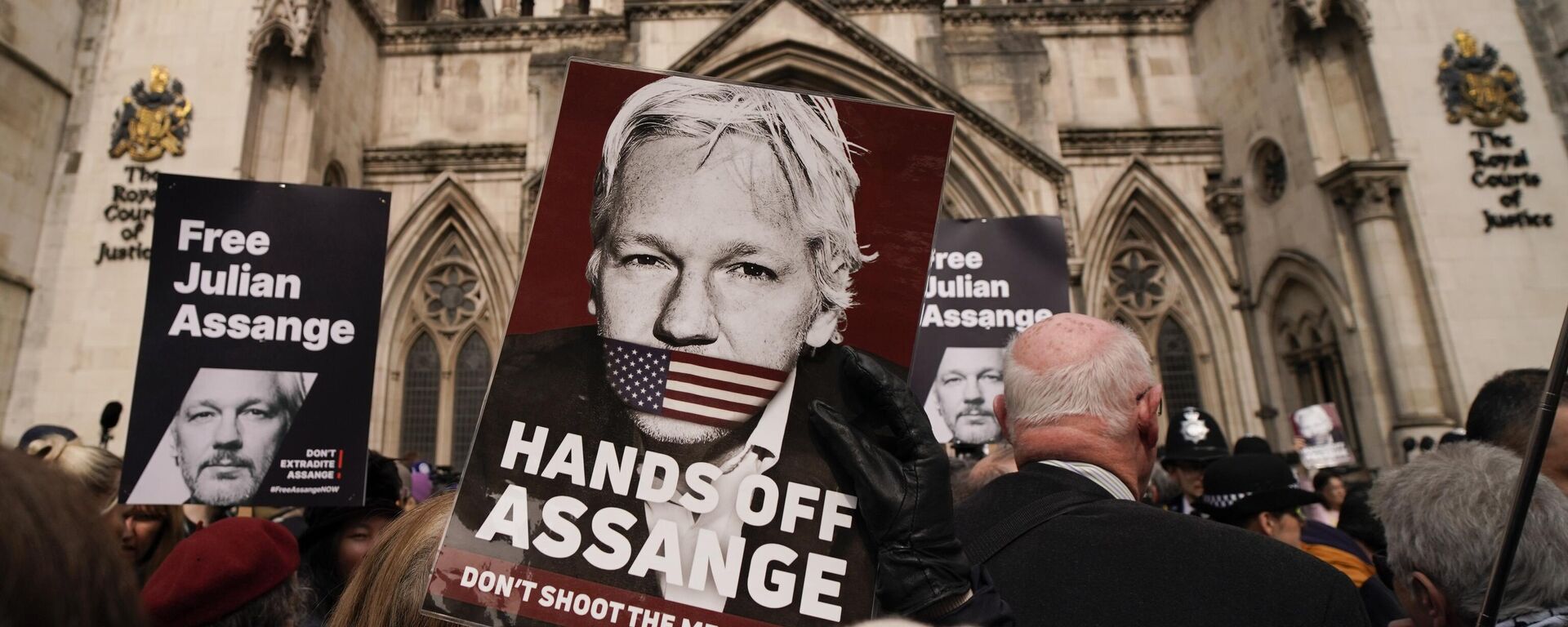 Manifestantes con pancartas de Julian Assange - Sputnik Mundo, 1920, 20.05.2024