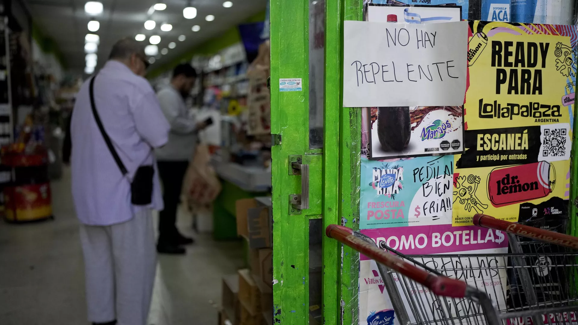 Un letrero que anuncia: No hay repelente, pegado en una tienda en Buenos Aires, Argentina, en medio del aumento de casos de dengue 