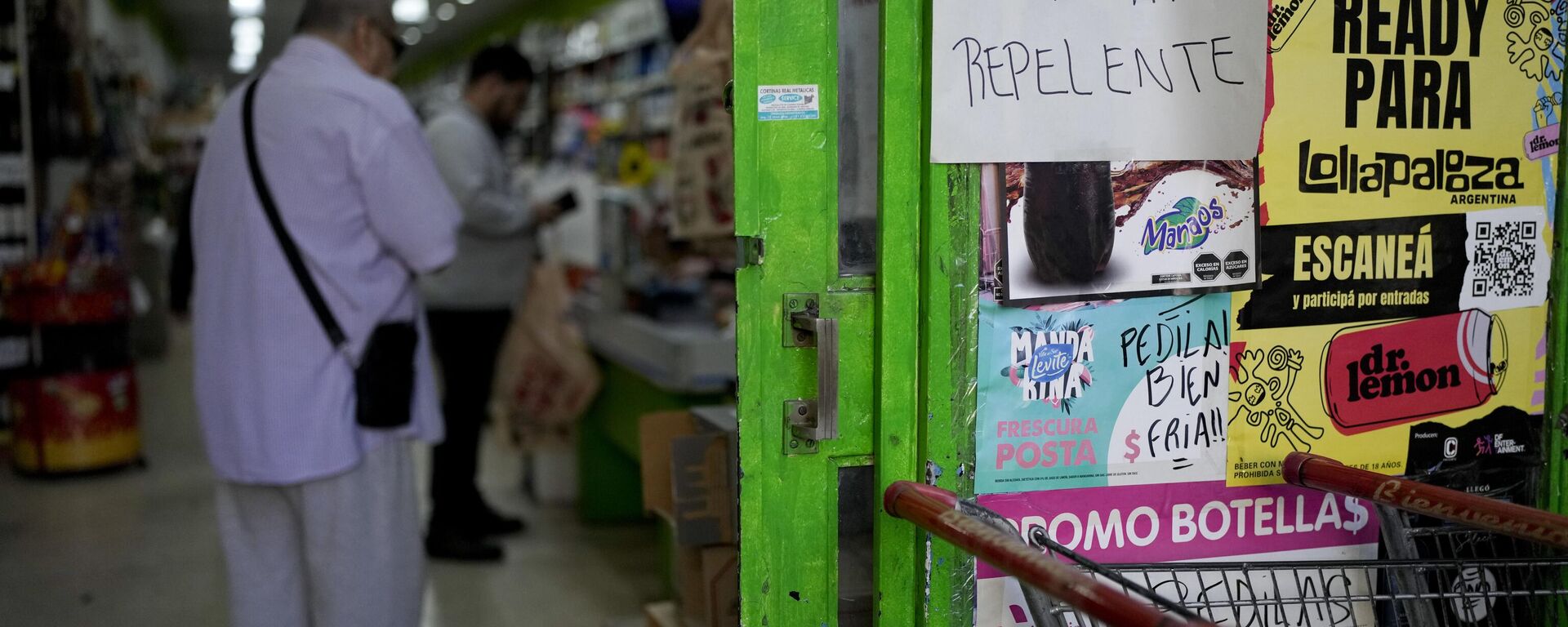 Un letrero que anuncia: No hay repelente, pegado en una tienda en Buenos Aires, Argentina, en medio del aumento de casos de dengue Un letrero que anuncia: No hay repelente, pegado en una tienda en Buenos Aires, Argentina, en medio del aumento de casos de dengue - Sputnik Mundo, 1920, 11.04.2024