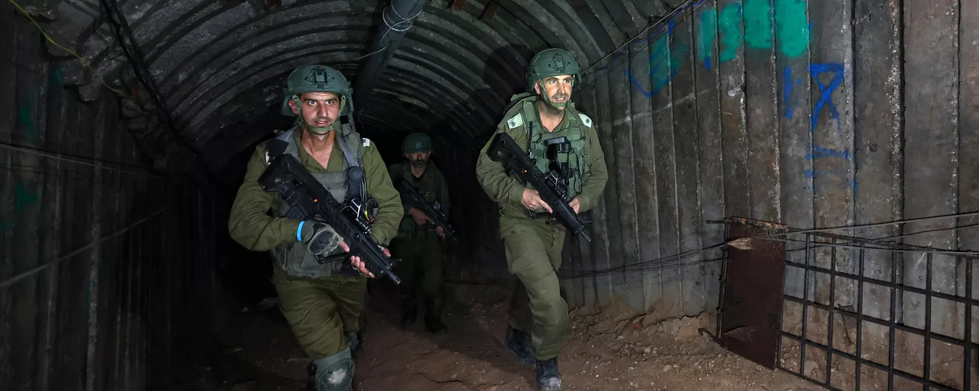 Militares israelíes salen de un túnel presuntamente construido por Hamás en la Franja de Gaza. Militares israelíes salen de un túnel presuntamente construido por Hamás en la Franja de Gaza. - Sputnik Mundo, 1920, 11.04.2024