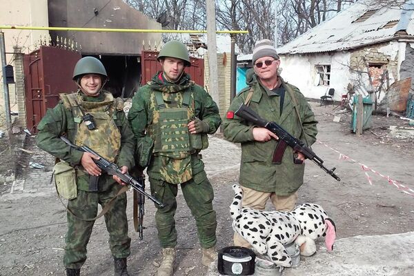 Russell Bentley posa con militares en la república popular de Donetsk, mayo de 2015. - Sputnik Mundo