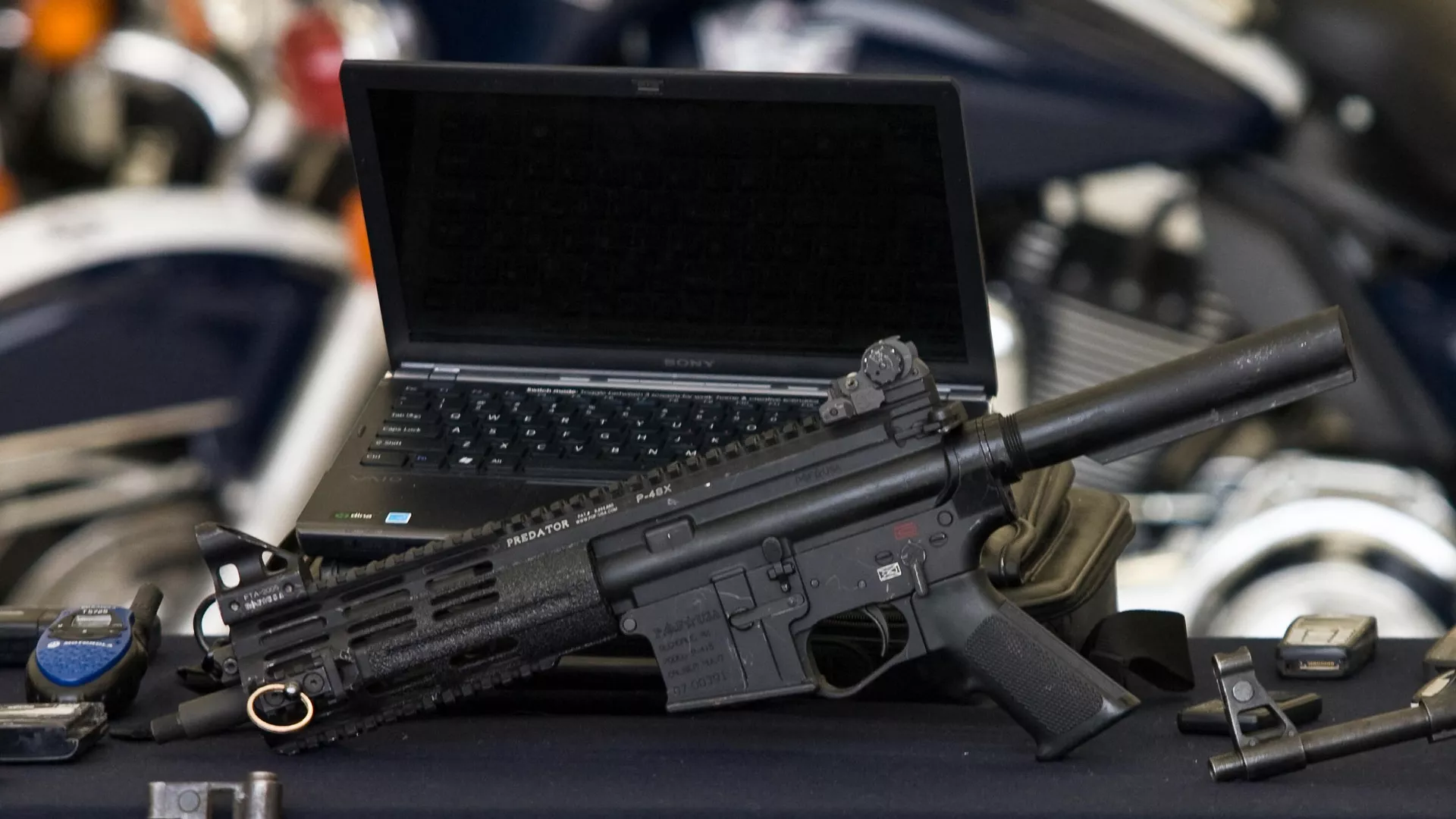Armas y comunicaciones del cartel de Sinaloa, durante una confiscación realizada por el Gobierno de México