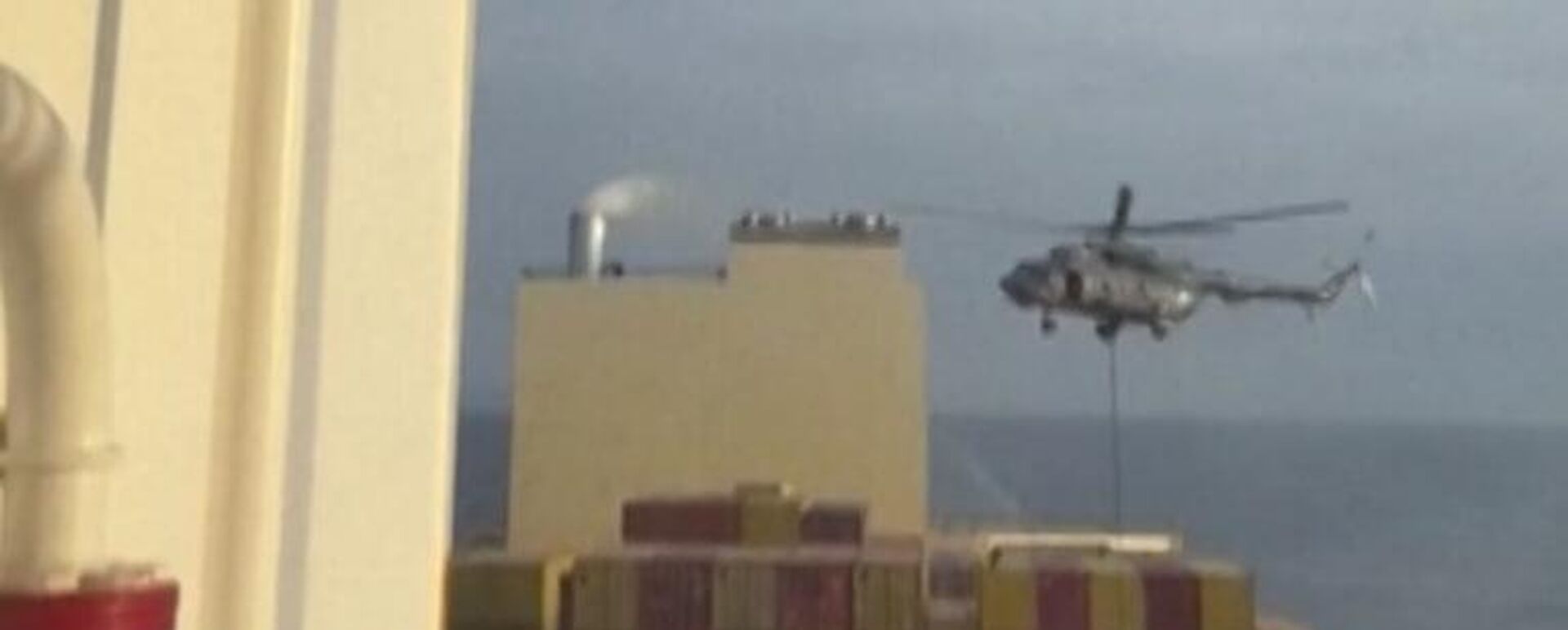 Fuerzas iraníes detienen un buque vinculado a Israel en el estrecho de Ormuz, el 13 de abril de 2024 - Sputnik Mundo, 1920, 13.04.2024