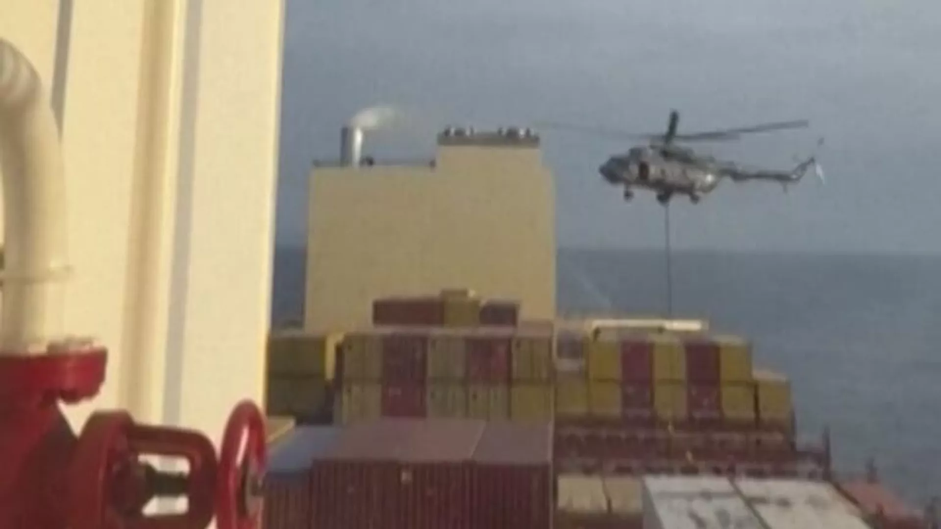 Fuerzas iraníes detienen un buque vinculado a Israel en el estrecho de Ormuz, el 13 de abril de 2024
