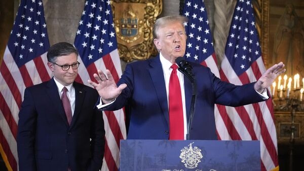 El candidato presidencial republicano, el expresidente Donald Trump, habla mientras el presidente de la Cámara de Representantes, el republicano Mike Johnson, escucha durante una rueda de prensa - Sputnik Mundo