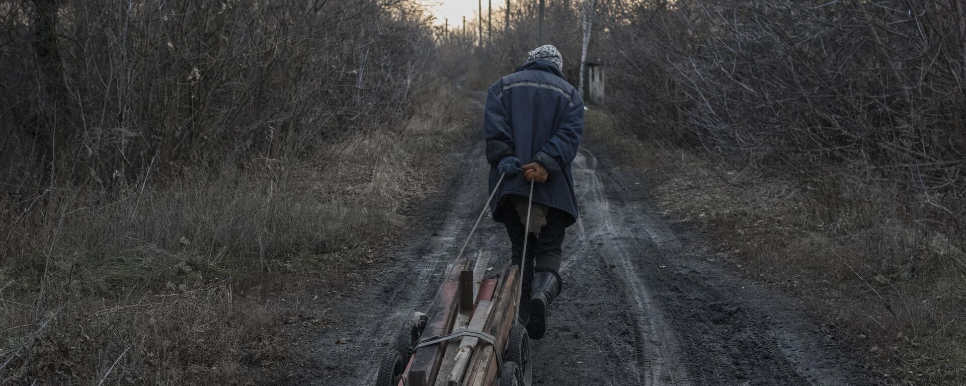 Un residente local en un camino rural cerca de la ciudad de Górlovka de la región de Donetsk - Sputnik Mundo, 1920, 18.07.2024