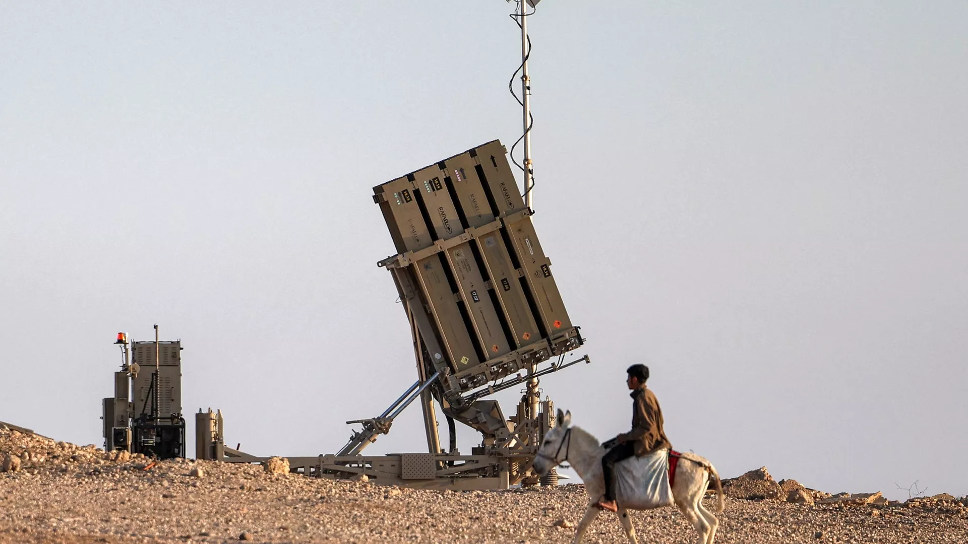 Un niño monta en burro cerca de una de las baterías del sistema israelí de defensa antimisiles Cúpula de Hierro, en una aldea no reconocida por las autoridades israelíes en el sur del desierto del Néguev, el 14 de abril de 2024.
Un niño monta en burro cerca de una de las baterías del sistema israelí de defensa antimisiles Cúpula de Hierro, en una aldea no reconocida por las autoridades israelíes en el sur del desierto del Néguev, el 14 de abril de 2024.
- Sputnik Mundo, 1920, 14.04.2024