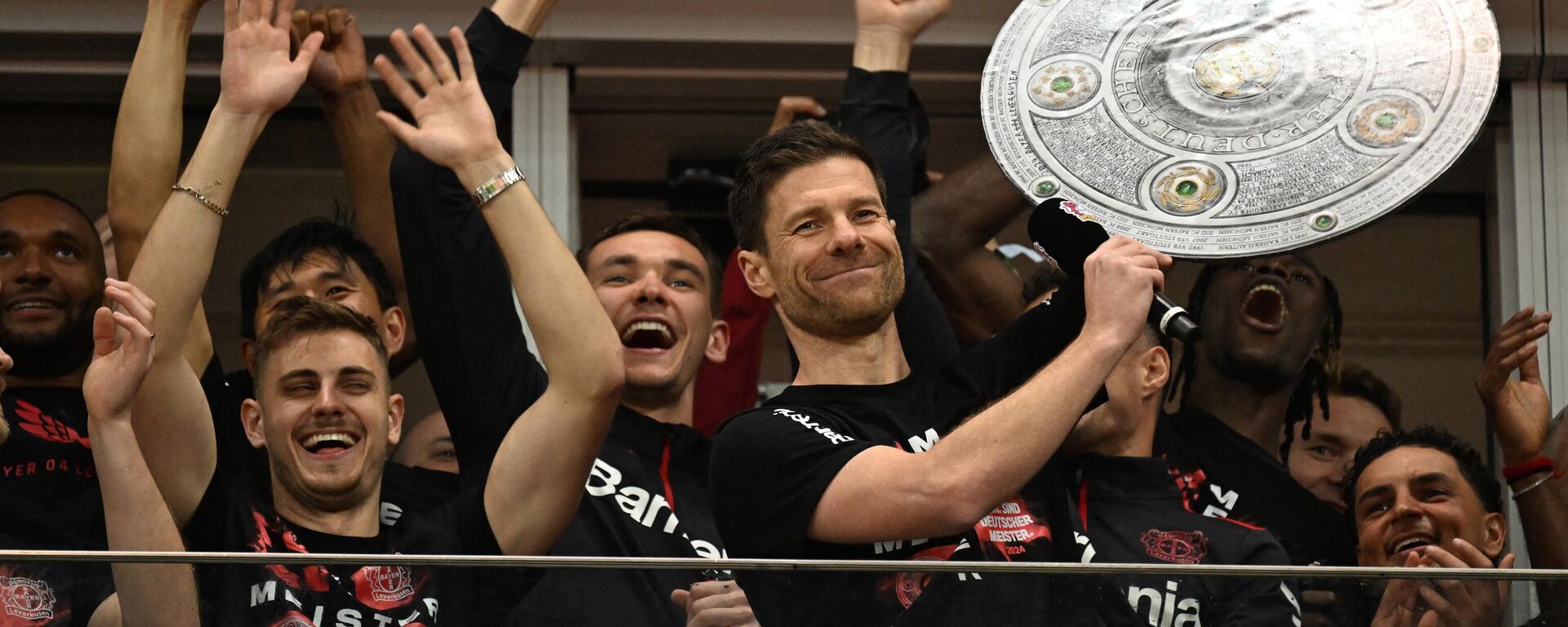 El director técnico Xabi Alonso festeja con los jugadores del Bayer Leverkusen el triunfo en la Bundesliga - Sputnik Mundo, 1920, 15.04.2024