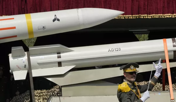 Misiles siendo transportados en un camión mientras un director de la orquesta militar iraní dirige el espectáculo musical. Misiles siendo transportados en un camión mientras un director de la orquesta militar iraní dirige el espectáculo musical. - Sputnik Mundo