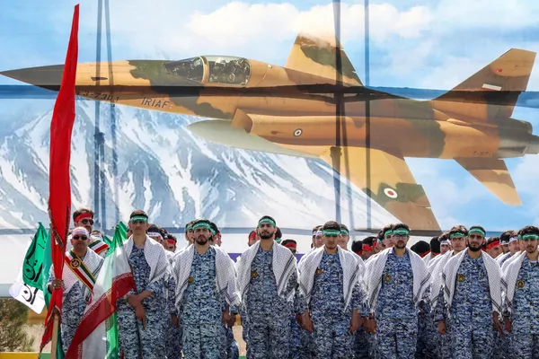 Soldados iraníes participan en un desfile militar durante la ceremonia de celebración anual del Día del Ejército. Soldados iraníes participan en un desfile militar durante la ceremonia de celebración anual del Día del Ejército. - Sputnik Mundo