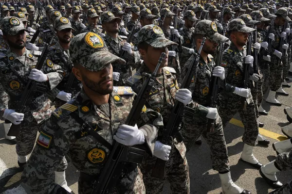 Miembros de las FFAA iraníes marchan durante el desfile en una base militar en el norte de Teherán. Miembros de las FFAA iraníes marchan durante el desfile en una base militar en el norte de Teherán. - Sputnik Mundo
